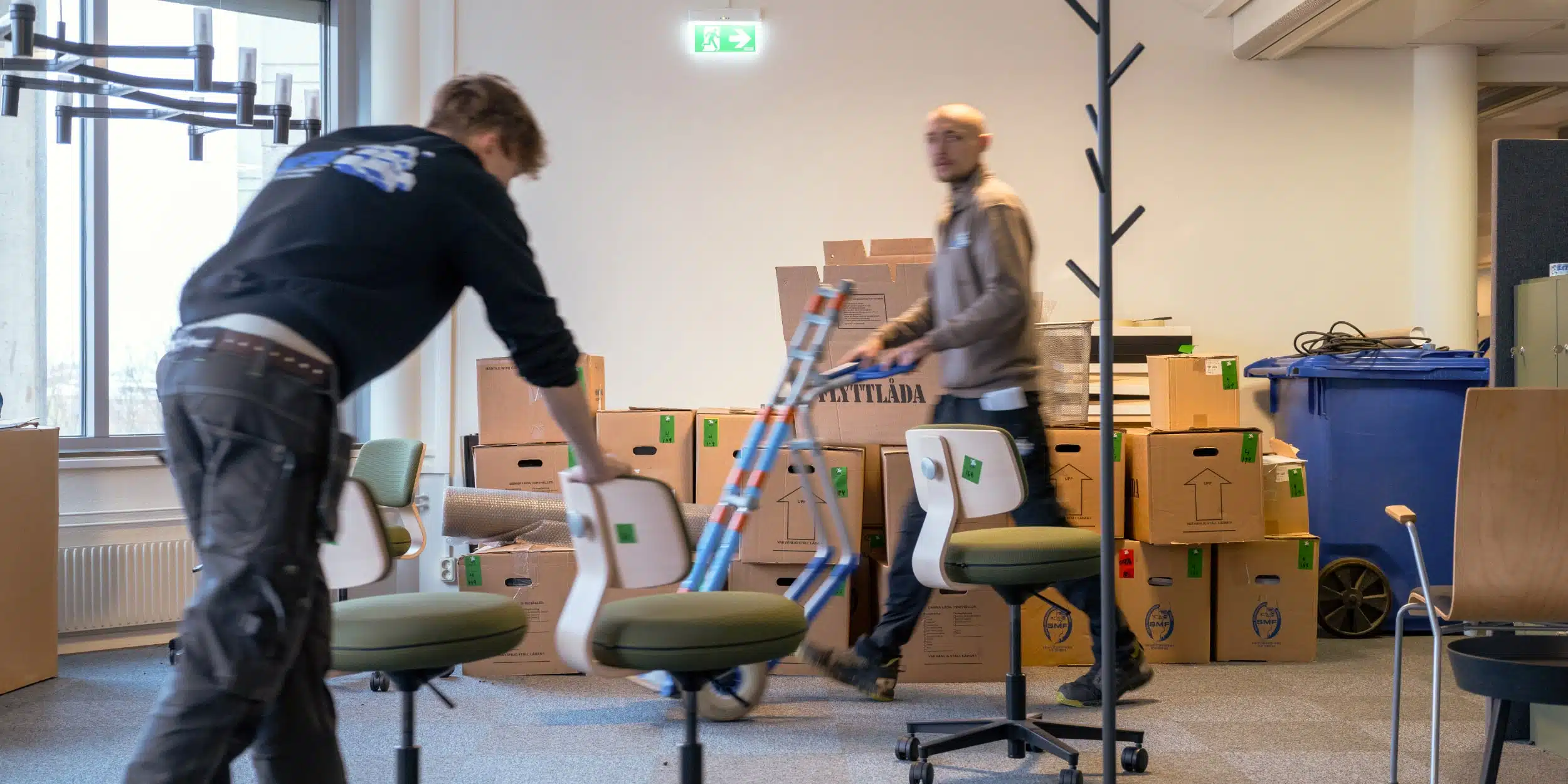 bortforsling-goteborg Två personer som arbetar med bortforsling på ett företag