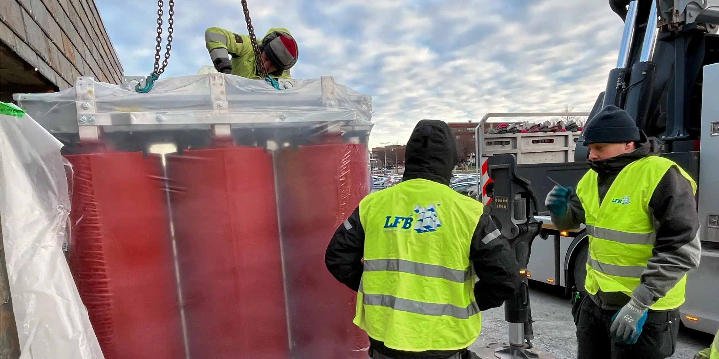 tungalyft-goteborg Flyttfirma som arbetar med ett tungt lyft av en maskin